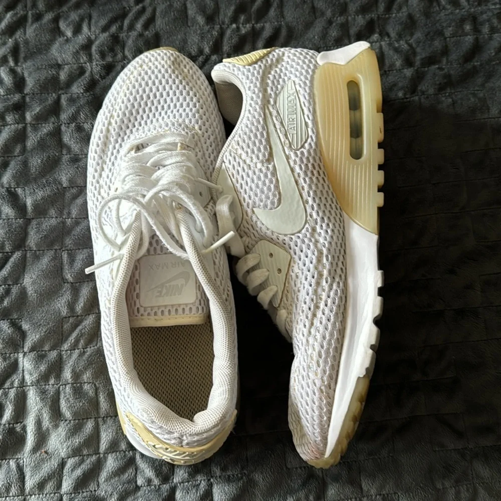 Nike Air 9 Max Woman’s Ultra Breathe White Lace-Up Tennis Shoes